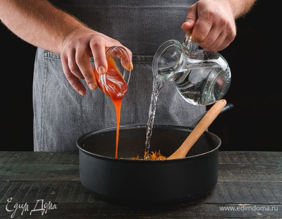 Смешайте 0,5 л воды и кетчуп. Добавьте в сковороду, все хорошо перемешайте и доведите до кипения.