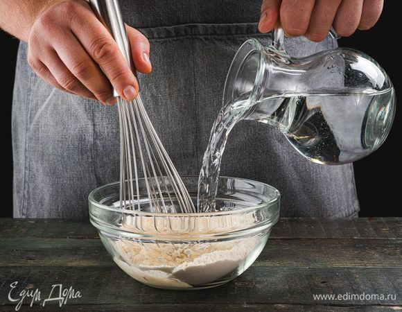 Соедините муку с небольшим количеством воды, перемешайте так, чтобы не осталось комочков.