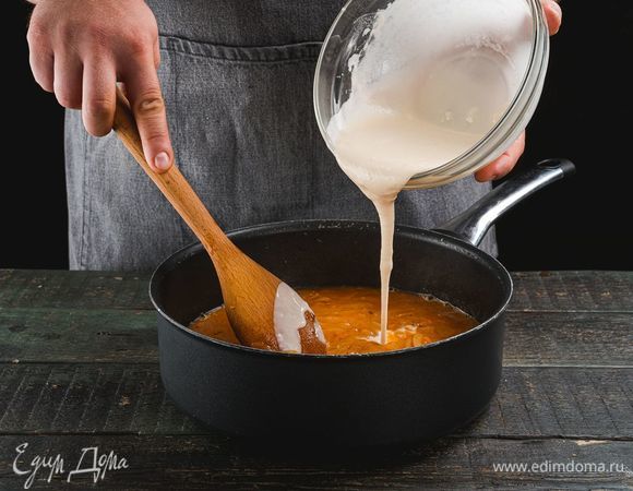 Добавьте смесь в подливу. Мука поможет загустить соус.