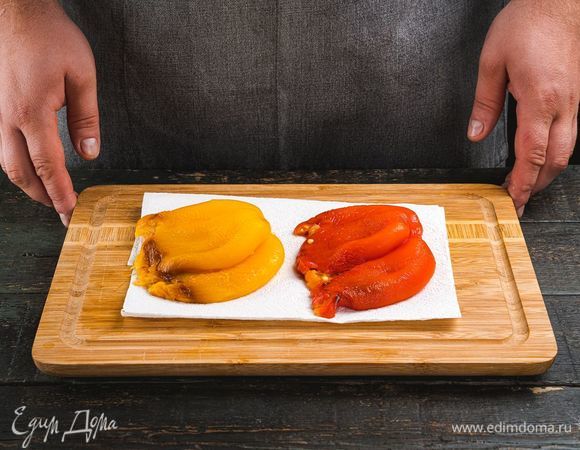 Начнем приготовление с салата. Запеките в духовке болгарские перцы в течение 15 минут. Положите их в пакет и плотно закройте. Далее снимите с перцев кожицу, удалите плодоножку и семена.