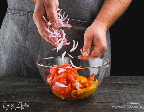 Нарежьте мякоть перцев, помидоров и красный лук, соедините в салатнике.