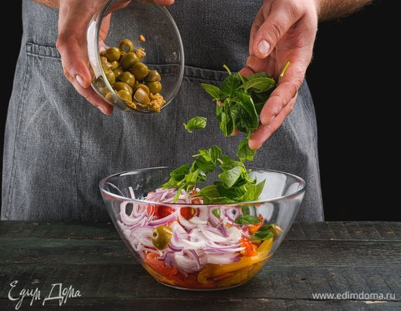 У базилика удалите стебли, добавьте в салат. Также добавьте оливки без косточек.