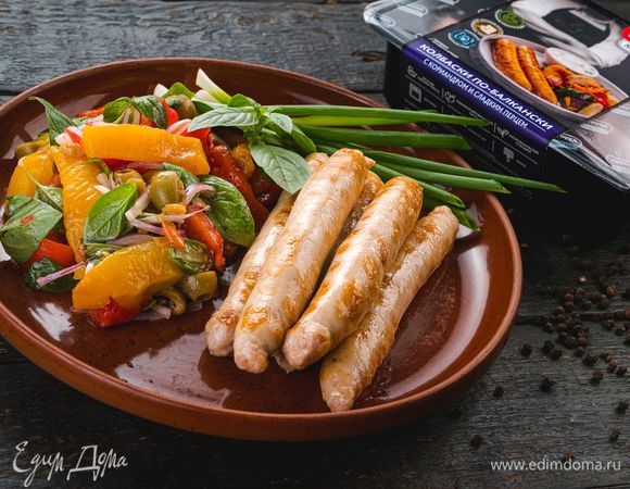 Подавайте колбаски с салатом из запеченных овощей. Приятного аппетита!