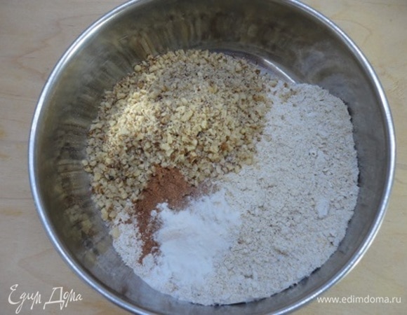 Овсяные хлопья измельчить в кофемолке до состояния муки. Грецкие орехи также измельчить достаточно мелко. Соединить все, добавив корицу и разрыхлитель. Тщательно перемешать.