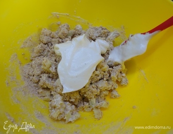 Белок взбить до крепких пиков и в конце взбивания постепенно добавить сахар. Белки ввести в основную смесь.