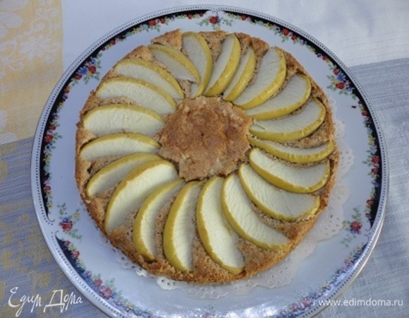 Выпекать 40 минут при температуре 170–180°C. Проверять пирог на готовность деревянной шпажкой.