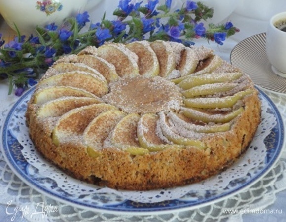 Остывший пирог посыпьте смесью сахарной пудры и корицы.