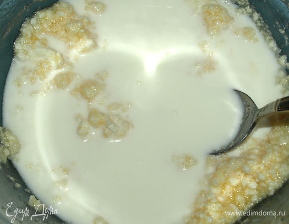 Добавить растительное масло, молоко. Перемешать.