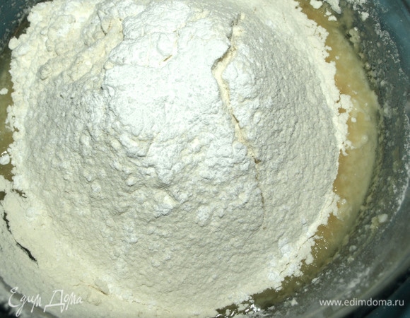 Добавить просеянную муку с разрыхлителем.