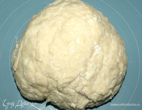 Замесить мягкое тесто. Тесто очень легкое в работе и не липнет к рукам. Накрыть тесто полотенцем и оставить отдохнуть на 20 минут.