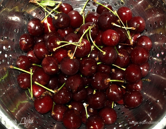 Пока тесто отдыхает, делаем начинку. Вишню промыть, удалить хвостики и косточки. В ингредиентах указан вес вишни без косточек.