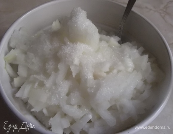 Добавить соль и сахар. Перемешать. Оставить на 5 минут.