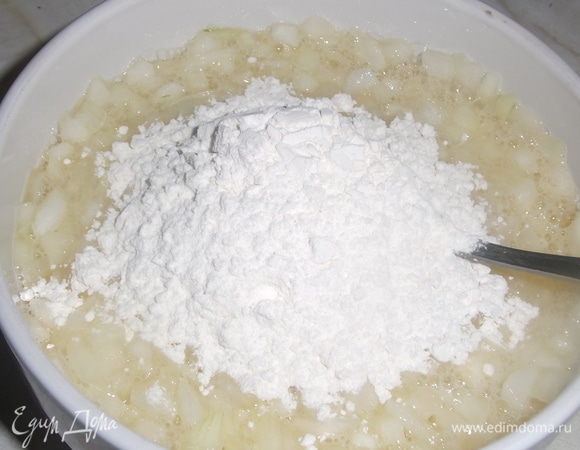 Всыпать муку. Добавить растительное масло.