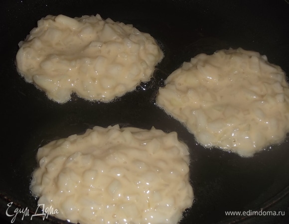 Ложкой выкладывать на разогретую сковороду с растительным маслом.