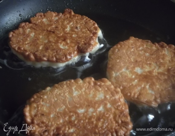 Жарить с двух сторон на умеренном огне до золотистого цвета.