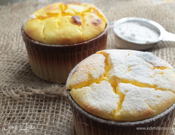 Порционные формочки слегка посыпать сухарями или манкой, выложить вишню, сверху выложить творожную смесь. Выпекать 25 мин до золотистой корочки. 