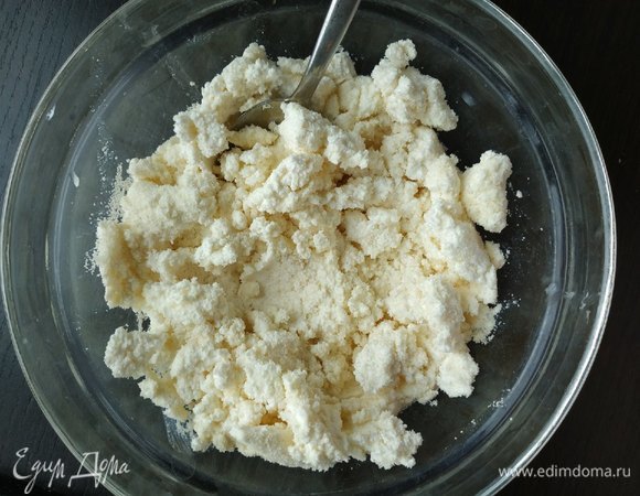 Тщательно перемешать и оставить на 10–15 минут, чтобы дать манке набухнуть.