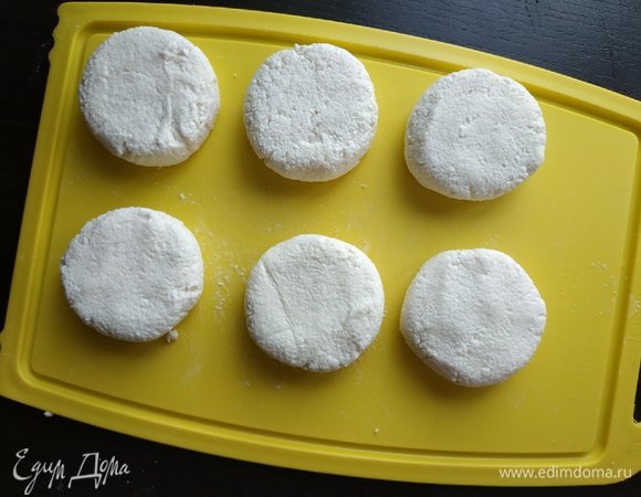 Придать шарикам форму шайбы и обвалять в муке.