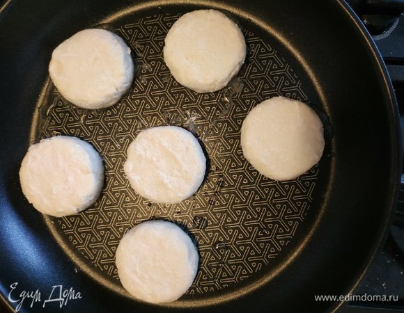 Разогреть немного растительного масла, жарить сырники на среднем огне по 3 минуты с каждой стороны.