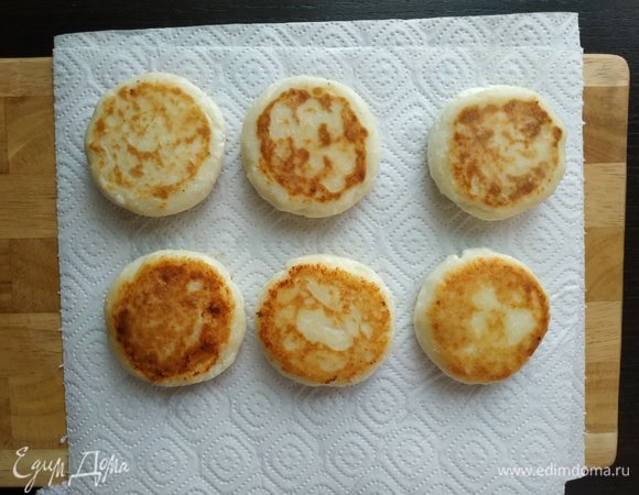 Готовые сырники выложить на бумажное полотенце, чтобы стек лишний жир.