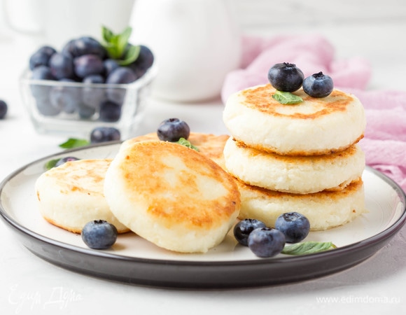 Готовые сырники подать с тем, что вы любите, — со свежими ягодками, вареньем, сметаной или сгущенкой!