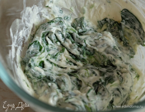 Шпинат немного остудить, затем смешать с творожным сыром, мелко нарезанными вялеными томатами, посолить и поперчить по вкусу.