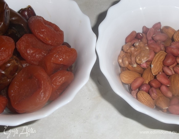 Подготовить ингредиенты. У фиников удалить косточки.