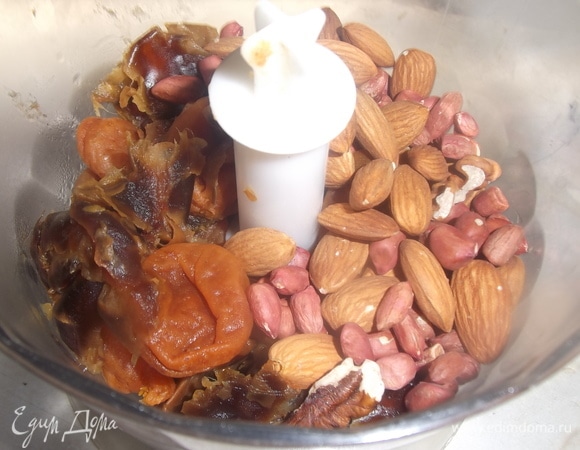 Орехи и размоченные сухофрукты измельчить блендером.
