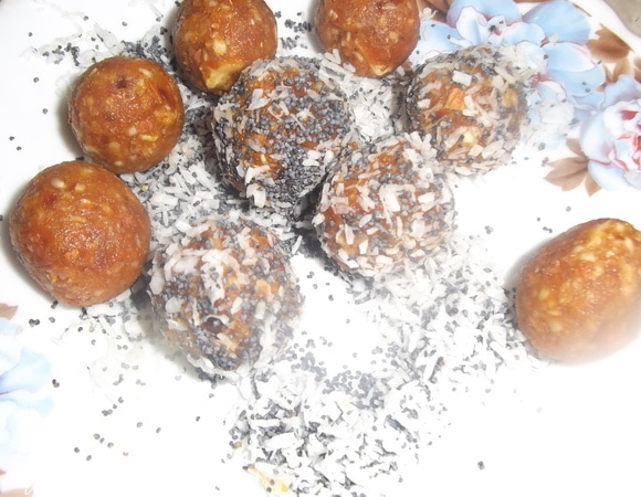 Скатать порционные шарики. Обвалять в маке и кокосовой стружке.