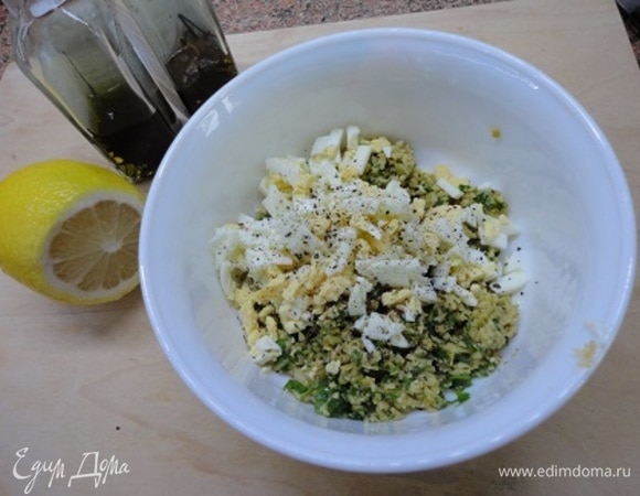 Мелко нарубленное яйцо соединить с овощной смесью, поперчить. Добавить сок свежевыжатого лимона, полить оливковым маслом (лучше ароматным — настоянным на травах). Я не солю, мне достаточно соли от оливок.