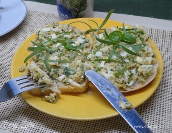 Выкладываем смесь на куски домашнего хлеба (мы едим только свой), по желанию еще посыпаем рубленой зеленью базилика и листочками розмарина (он у меня на окне растет) и обязательно сбрызгиваем ароматным оливковым маслом.
