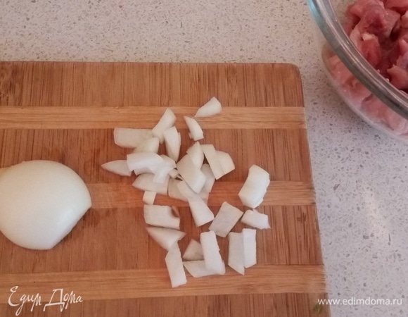 Кубиками режу лук репчатый.