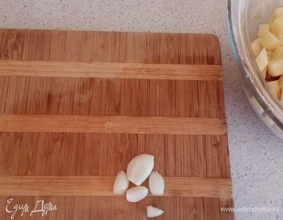 Чеснок можно порубить ножом, а можно воспользоваться чеснокодавкой.