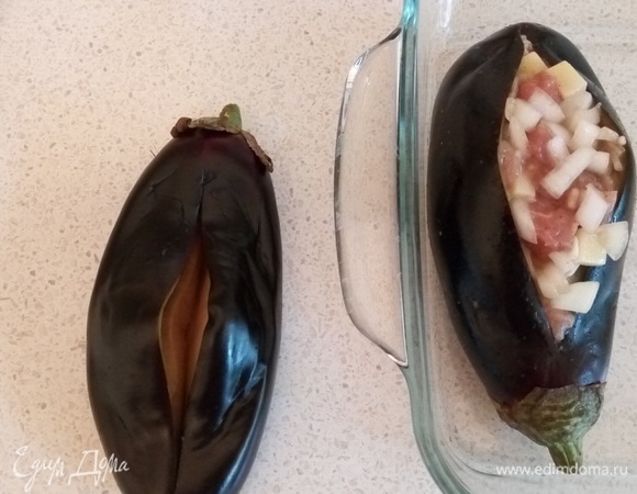 Начинка готова, теперь будем начинять баклажаны. Делаю надрез посередине — получается карман. Немного приоткрыв его, добавляем начинку, придавливая ее, чтобы начинки вошло побольше.