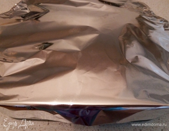 Накрываем фольгой и ставим в духовку минут на 40–45 при 200°C.