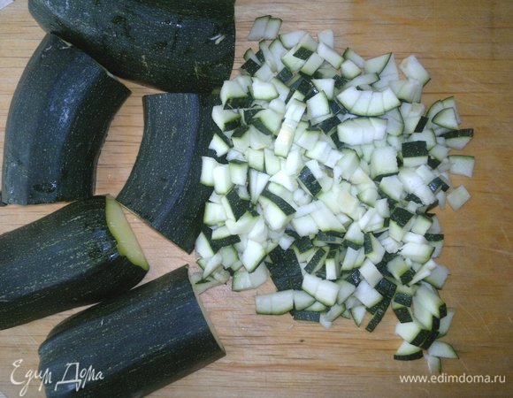 Цукини вымыть, обсушить, нарезать мелкими кубиками.