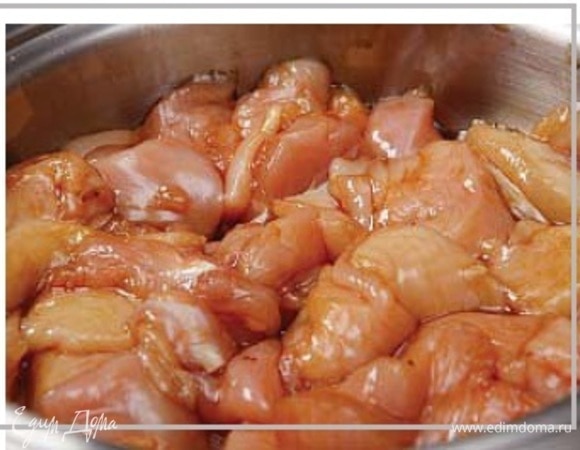 Куриное филе нарежьте кубиками по 3 см и замаринуйте в соевом соусе с добавлением щепотки соли и сахара.