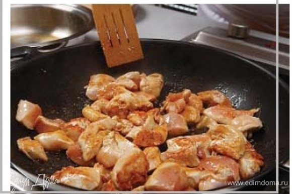На прогретой сковороде обжарьте куриное филе до румяной корочки и откиньте готовое мясо в миску. Затем на этой же сковороде обжарьте сначала грибы, затем — перцы с чесноком, добавьте имбирь и белое вино, накройте крышкой и готовьте 3–4 минуты.