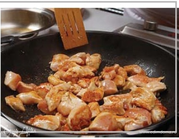 На прогретой сковороде обжарьте куриное филе до румяной корочки и откиньте готовое мясо в миску. Затем на этой же сковороде обжарьте сначала грибы, затем — перцы с чесноком, добавьте имбирь и белое вино, накройте крышкой и готовьте 3–4 минуты.