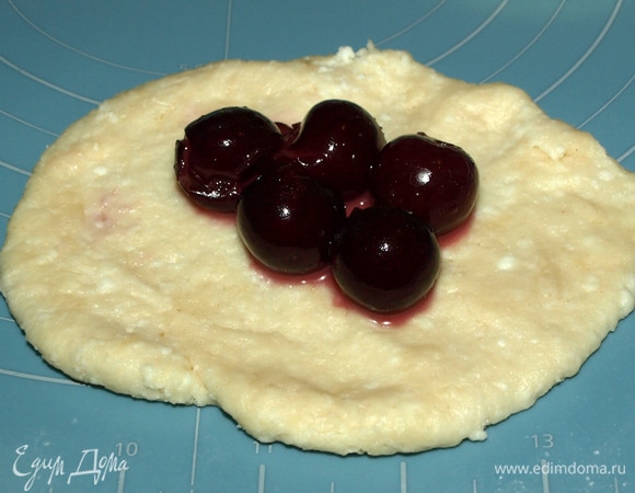 Разогреть духовку до 180°C. От теста отрываем нужный кусочек. Кусочек теста раскатываем и кладем начинку.