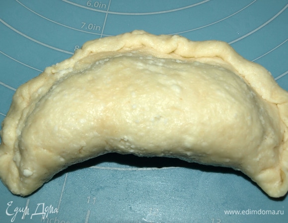 Защипываем удобным способом. Формируем пирожки. У меня пирожки напоминают вареники.