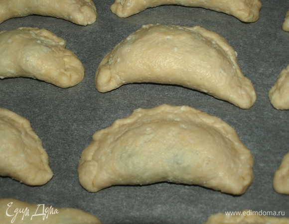 Отправляем пирожки на противень, застеленный пекарской бумагой. Отправляем в заранее разогретую до 180°C духовку на 30 минут.