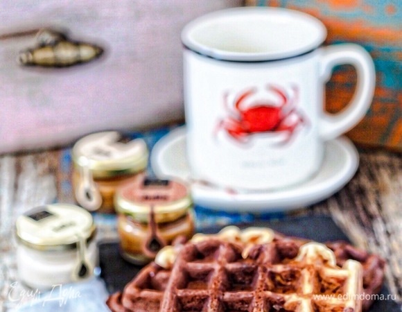 Готовые вафли складывать на решетку. Подавать горячими или холодными, поливая медом, шоколадным соусом или посыпая сахарной пудрой. И про кофе не забудьте, разумеется)