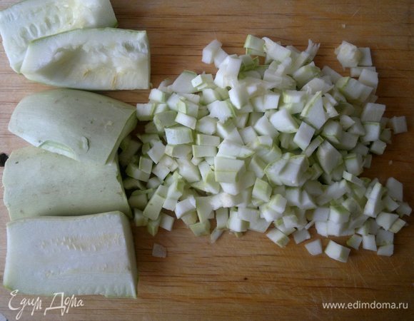 Кабачок вымыть, обсушить, нарезать мелкими кубиками.