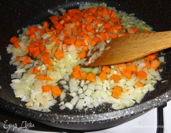 В сковороде разогреть растительное масло. Выложить лук и морковь и обжарить, помешивая, до золотистого цвета.