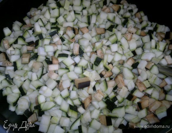 Добавить в сковороду все нарезанные овощи, перемешать.