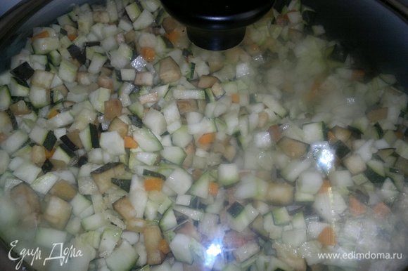Убавить огонь, накрыть сковороду крышкой и тушить икру до мягкости овощей.