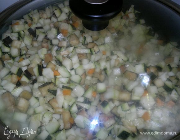 Убавить огонь, накрыть сковороду крышкой и тушить икру до мягкости овощей.