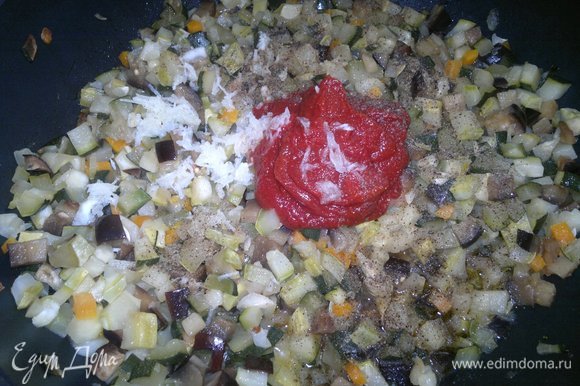 Добавить в икру томатную пасту, соль, перец, измельченный на мелкой терке чеснок, перемешать.