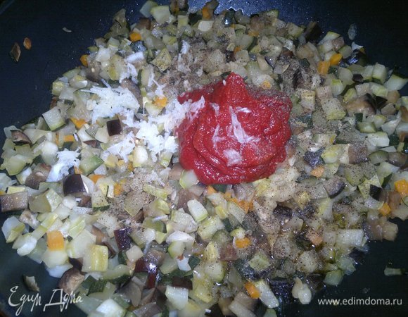 Добавить в икру томатную пасту, соль, перец, измельченный на мелкой терке чеснок, перемешать.